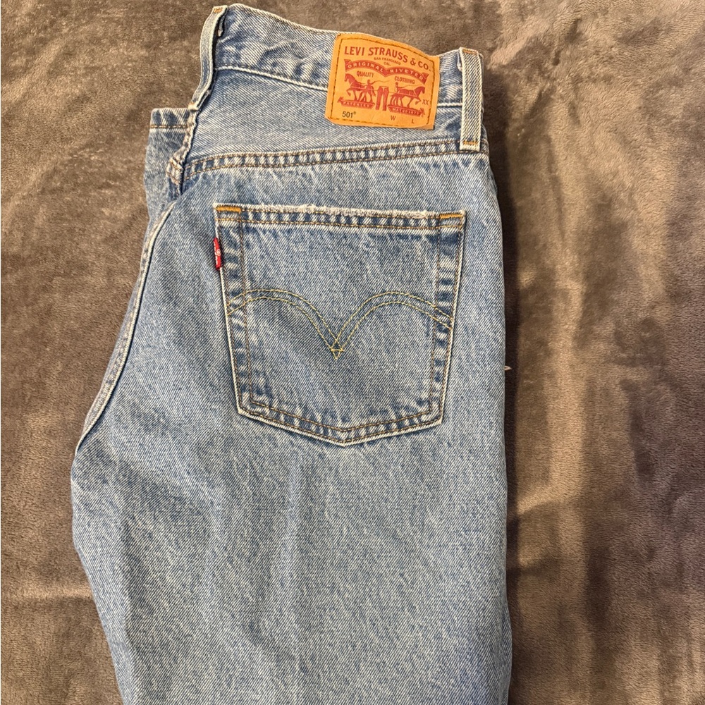 501 LEVI RIPPED MOM JEANS
